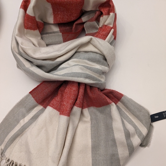 Plaid Gap blanket scarf - Picture 8 of 9